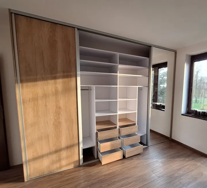Vstavaná skriňa na mieru